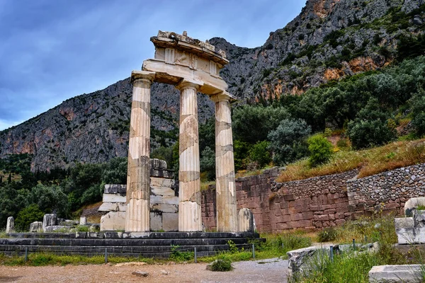 Ruinas de Tholos de la diosa griega antigua Athena Pronaia en Delphi, Grecia. Tres columnas dóricas. UNESCO Patrimonio de la Humanidad. Vista lateral cerrada — Foto de Stock