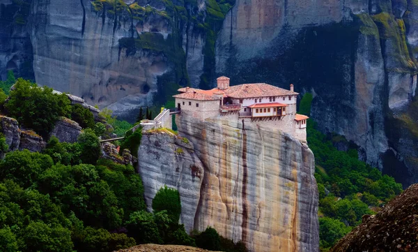 Zblízka pohled na Moni Agias Varvaras Roussanou klášter a velkolepé masivní skalní pilíře Meteory, Thesálie, Řecka a bohaté olistění. — Stock fotografie