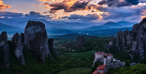 Meteora Vadisi kayalık tepeleri ve renkli gökyüzünde bulutları olan Moni Agias Varvaras Roussanou manastırı. Yunanistan ve UNESCO Dünya Mirası — Stok fotoğraf