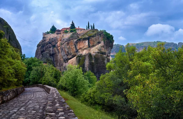 Úzký pohled na vrchol útesu Východní pravoslavný klášter Nejsvětější Trojice nebo Agia Triada ve slavném údolí Meteory, Řecko, světové dědictví UNESCO, zamračená obloha — Stock fotografie