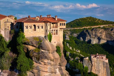 Yakın görüş, Varlaam manastırı, akşam güneşi, Meteora, Yunanistan, tipik kaya manzarası, Moni Agias Varvaras Roussanou manastırı. UNESCO Dünya Mirası