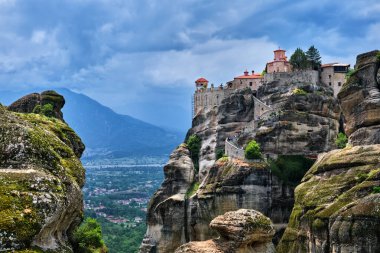 Ünlü Meteora Vadisi, Yunanistan, UNESCO Dünya Mirası 'nın kayalık arazisindeki Büyük Meteoron Manastırı, etkileyici güneş ışınları manastırın üzerine düşüyor.