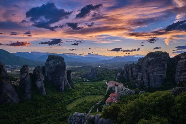 Meteora Vadisi 'nin alacakaranlık manzarası. Dağlar, Moni Agias Varvaras Roussanou manastırı, kayalar, uçurumlar. Güzel gökyüzü, bulutlar. Yunanistan ve UNESCO Dünya Mirası — Stok fotoğraf