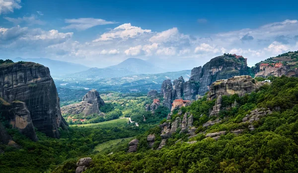 Meteora, Thessaly ve Yunanistan 'ın kayalık sütunlarına bakın. Moni Agias Varvaras Roussanou ve Varlaam Manastırı 'nın rahibesi. Vadinin üzerinde güneş ışığı — Stok fotoğraf