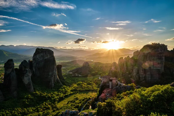 Yunanistan 'ın Meteora kentinin muhteşem manzarası, dağların ardındaki vadi, Moni Agias Varvaras Roussanou manastırı, doğal lens parlamaları. UNESCO Dünya Mirası — Stok fotoğraf