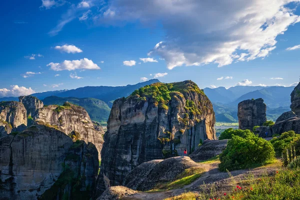 Tipik Meteora manzarasında akşam, Yunanistan. Büyük kayalar, uçurumlar, dağlar ve vadiler. Çok az turist manzaranın tadını çıkarır. Mavi gökyüzü ve büyük bulutlar. — Stok fotoğraf