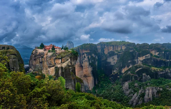 Cliff-top Východní pravoslavný klášter Nejsvětější Trojice nebo Agia Triada ve slavném údolí Meteora, Řecko, UNESCO světové dědictví. — Stock fotografie