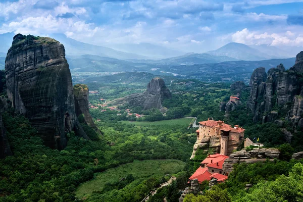 Pohled na klášter Moni Agias Varvaras Roussanou a velkolepé skály Meteory v Řecku. Světové dědictví UNESCO. Sluneční paprsky dopadají na klášter — Stock fotografie