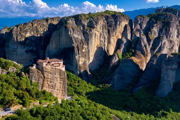 Widok na dolinę Meteora, Grecja w południe. Moni Agias Varvaras Roussanou klasztor na szczycie klifu, lasy, wzgórza, gigantyczne skały. Światowe dziedzictwo UNESCO — Zdjęcie stockowe