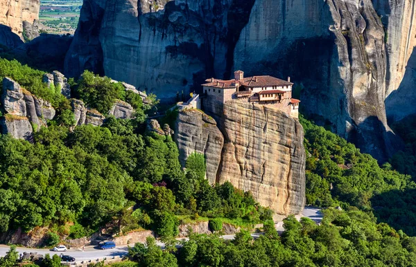 Close view of cliff top Moni Agias Varvaras Roussanou klasztor, wzgórza, wysokie skały osadowe. Dolina Meteory, Grecja w południe. Światowe dziedzictwo UNESCO — Zdjęcie stockowe