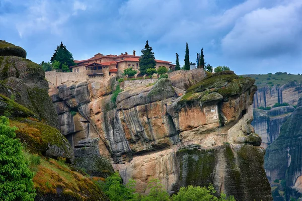 Close view of clifftop Wschodni prawosławny klasztor Świętej Trójcy lub Agia Triada w słynnej dolinie Meteora, Grecja, UNESCO Światowego Dziedzictwa UNESCO, zachmurzone niebo — Zdjęcie stockowe