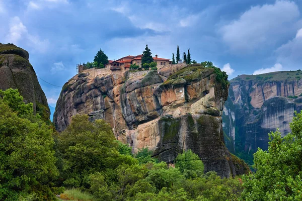 Close view of clifftop Wschodni prawosławny klasztor Świętej Trójcy lub Agia Triada w słynnej dolinie Meteora, Grecja, UNESCO Światowego Dziedzictwa UNESCO, zachmurzone niebo — Zdjęcie stockowe