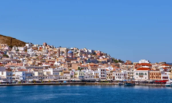 Ermoupoli kasabası, Syros adası, Yunanistan, St Nicholas Ortodoks kilisesi, yaz günü güzel bir manzara. Renkli evler, liman güvertesi. Akdeniz. — Stok fotoğraf