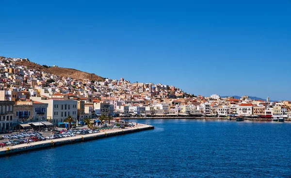 Port Ermoupoli na wyspie Syros, Grecja i port. Kolorowe domy, kościoły, promenada w letnim słońcu. Island hopping, zwiedzanie Morza Śródziemnego. — Zdjęcie stockowe