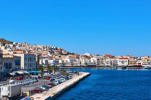 Port d'Ermoupoli sur l'île de Syros, Grèce et port. Maisons colorées, églises, promenade au soleil d'été. Saut d'île, exploration de la mer Méditerranée. — Photo