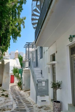 Yunan ada kasabalarının güzel, geleneksel, dar kaldırımlı caddeleri. Beyazlatılmış evler, saksılar, balkonlar, merdivenler ve kapılar. Mykonos, Yunanistan