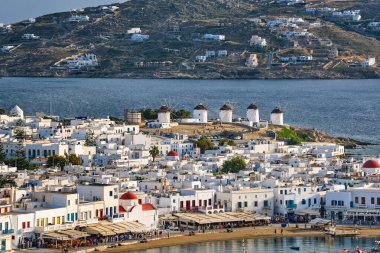 Mykonos, Cyclades, Yunanistan ve ünlü beyaz yel değirmenlerinin güzel yakın manzarası. Beyazlatılmış evler. Tatiller, eğlence, Akdeniz yaşam tarzı