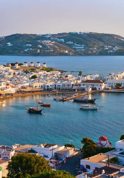 Mykonos, Cyclades, Yunanistan, liman ve yel değirmenlerinin güzel günbatımı manzarası. Gemi turları, gemi, badanalı evler. Tatil, boş zaman, Akdeniz yaşam tarzı — Stok fotoğraf