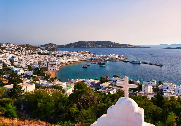 Beautiful sunset view of Mykonos, Cyclades, Greece, rooftop of Greek Orthodox church, bay, ships, cruises, whitewashed houses. Mediterranean lifestyle — Stock Photo, Image