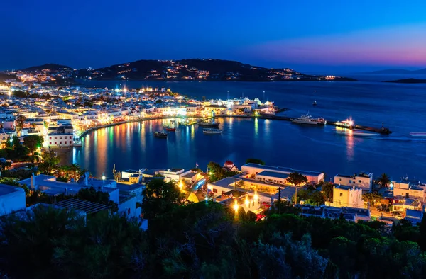 Prachtig uitzicht op Mykonos, Griekenland, schepen, haven, witgekalkte huizen. Stadsverlichting aan. Vakantie, vrije tijd, nachtleven, mediterrane levensstijl — Stockfoto