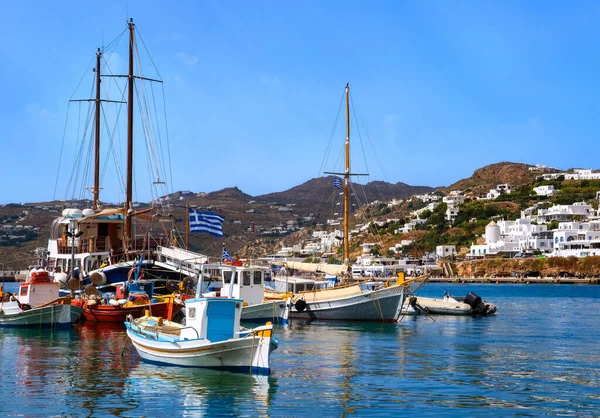 Vacker sommardag i marinan på grekiska ön. Färgglada fiskebåtar. Vitkalkade hus. Mykonos, Kykladerna, Grekland. — Stockfoto