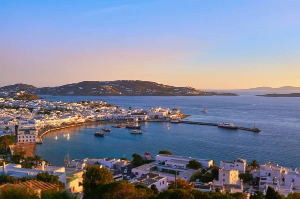 Piękny zachód słońca widok na Mykonos, Cyklady, Grecja, port, statki, bielone domy, wakacje, wypoczynek, śródziemnomorski styl życia — Zdjęcie stockowe