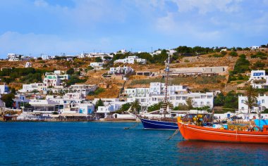 Yunanistan 'ın Mykonos adasında güzel bir yaz günü. İskelede balıkçı tekneleri. Beyazlatılmış evler, Akdeniz yaşam tarzı, tatiller, yaz. 