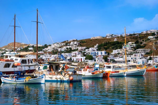 Prachtige zomerdag in de typische jachthaven van het Griekse eiland Mykonos, Griekenland. Kleurrijke vissersboten afgemeerd aan steiger. Mediterrane levensstijl, vakantie. — Stockfoto