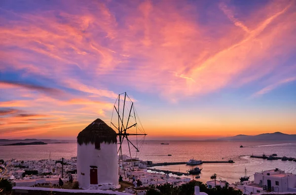 有名な伝統的なギリシャの風車、ミコノス島、日没の空でギリシャ。美しい風景,コラ,島の主な町,夜の光と影で. — ストック写真