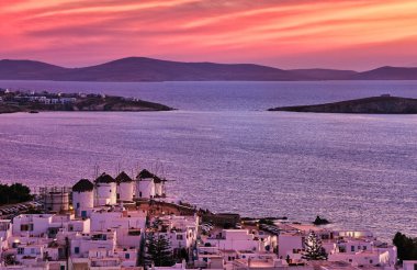 Güzel bir gün batımı manzarası, tepedeki ünlü beyaz yel değirmenleri, Yunanistan, Mykonos. Beyazlatılmış ev, yaz, ikonik Akdeniz hedefi
