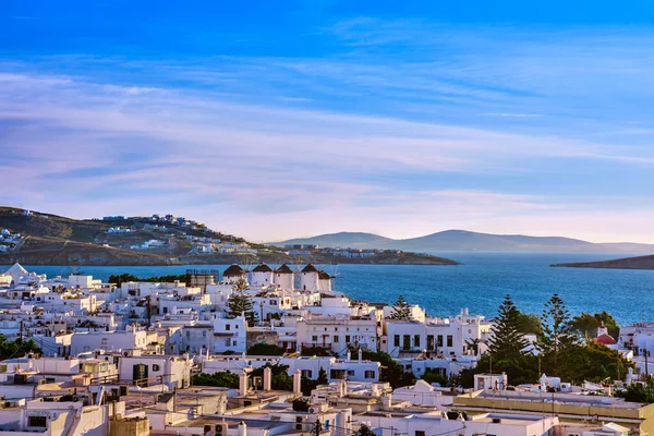 그리스의 미코노스에 있는 유명 한 관광 명소다. 전통적으로 회칠 한 풍차 위로 아름다운 일몰 광경이 펼쳐집니다. 목적지, 상징적 인 경치. — 스톡 사진