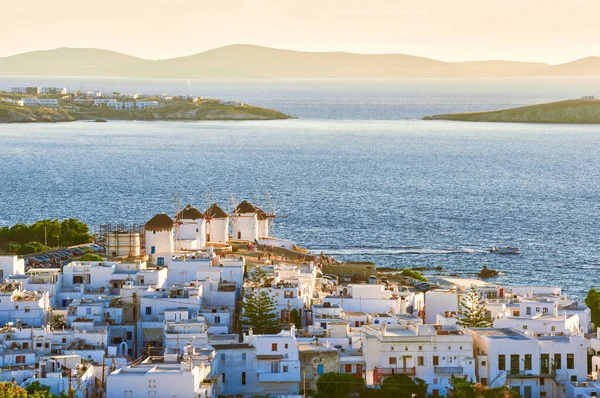 Yunanistan, Mykonos 'un güzel manzarası, tepede ünlü beyaz yel değirmenleri. Beyazlatılmış ev, alçak güneş, yaz, ikonik Akdeniz hedefi — Stok fotoğraf