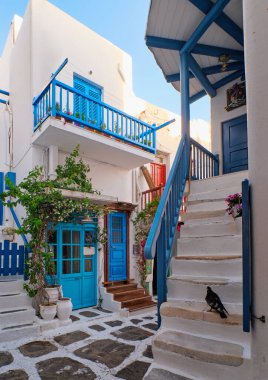 Geleneksel dar kaldırımlı sokaklar, Yunan ada şehirlerinin güzel sokakları. Beyaz evler, saksılar, mavi balkonlar ve kapılar. Mykonos, Yunanistan