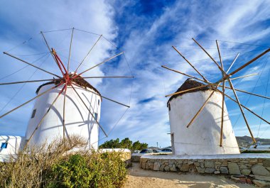 Yunanistan 'ın ünlü Mykonos turistik merkezi. Gündüz vakti iki geleneksel yel değirmeni. Yaz, mavi gökyüzü, güzel bulutlar. Seyahat hedefi