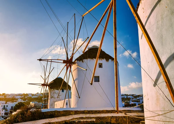 Słynna atrakcja turystyczna Mykonos, Grecja. Trzy tradycyjne bielone wiatraki pod rząd o wschodzie słońca. Lato, cel podróży, kultowy widok. — Zdjęcie stockowe