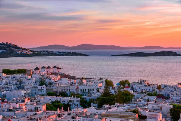 Prachtig zonsondergang uitzicht op beroemde witte windmolens op heuveltop, Mykonos, Griekenland. Kleurrijke zonsondergang hemel, zomer, iconische bestemming, mediterraan landschap — Stockfoto