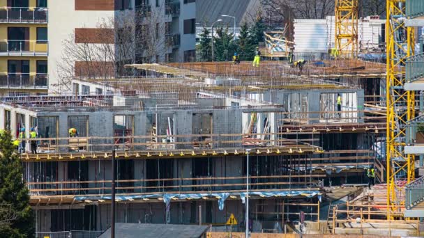 4k short timelapse footage of teamwork at construction site. Modern condo, residential building, concrete pouring technology, steel mesh, daytime, — Stock Video