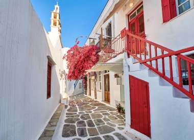 Yunan ada şehirlerinin geleneksel romantik sokakları. Beyazlatılmış duvarlar, renkli kapılar, pembe begonviller, kaldırım taşı sokaklar. Mykonos, Yunanistan