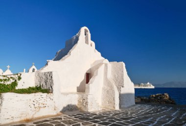 Yunanistan 'ın ünlü turistik beldesi Mykonos. Beyaz Rum Ortodoks Kilisesi Panagia Paraportiani, gün doğumunda Chora kasabası. Simgesel hedef
