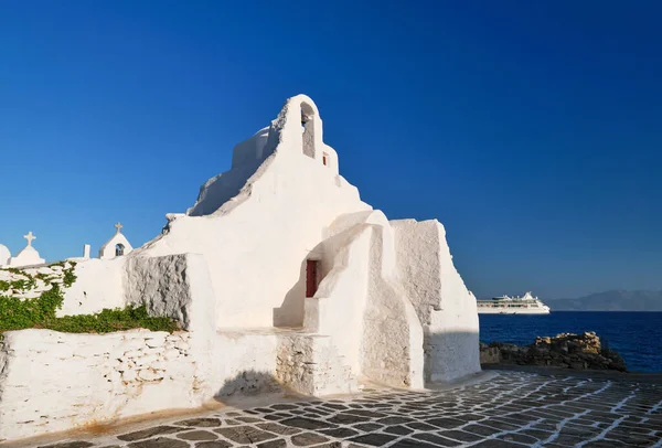 그리스의 미코노스에 있는 유명 한 관광 명소입니다. 백 그리스 정교회의 파타고니아 파라 포르 티아니 (Panagia Paraportiani) 는 해 가 뜨면 섬에 있는 초라의 마을이다. 원초적 인 목적지 — 스톡 사진