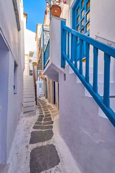 Calles empedradas estrechas tradicionales, callejones hermosos de ciudades griegas de la isla. Casas blancas, macetas, balcones, escaleras y puertas. Mykonos, Grecia — Foto de Stock