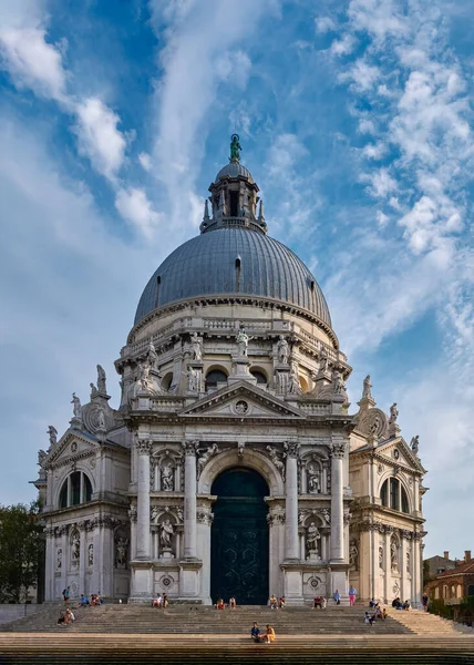 Beautiful view of iconic basilica di Santa Maria della Salute or St Mary of Health by waterfront of Grand Canal, Venice, Italy. — Stock Photo, Image