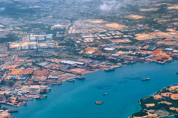 Widok z lotu ptaka na wybrzeże lub obszary portowe w Cieśninie Malakka, na trasie samolotu do Malezji lub Singapuru. Strzał samolotu — Zdjęcie stockowe