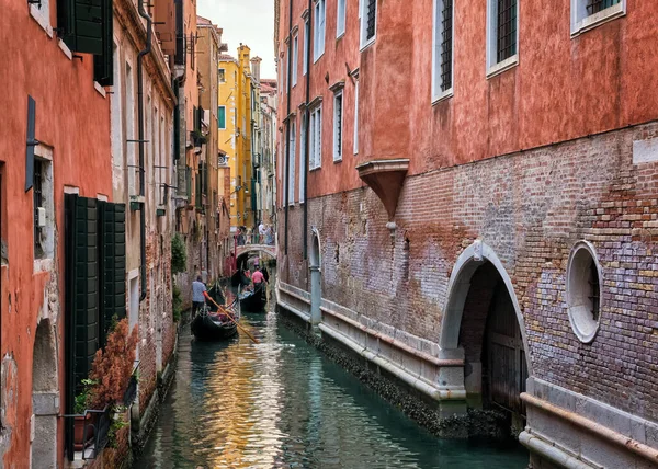 Berühmte Wasserstraßen oder Flüsse in Venedig, Italien. Gondoliere passieren Brücken, Touristen an Bord, Menschen überqueren Kanal, UNESCO-Weltkulturerbe-Stadt. — Stockfoto