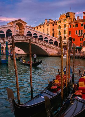 Rialto 'nun ünlü köprüsü ya da Büyük Kanal, Venedik, İtalya üzerindeki Ponte di Rialto' nun günbatımı manzarası. UNESCO dünya mirası şehrinin ikonik seyahat hedefi