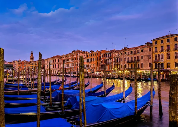 Vista para o pôr do sol do Grande Canal, Veneza, Itália. UNESCO cidade património famoso por suas vias navegáveis e gôndolas, céu pôr do sol bonito e luzes da noite — Fotografia de Stock