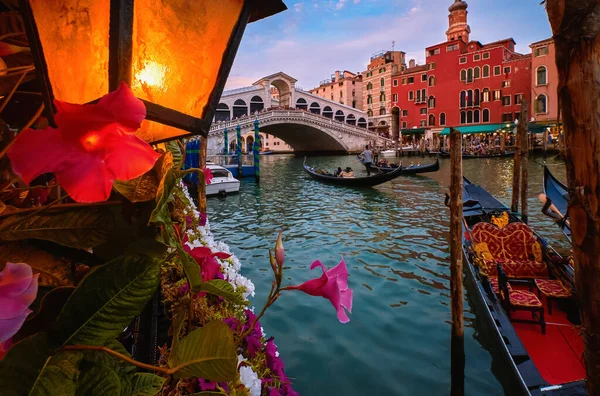 Famosa ponte de Rialto ou ponte di Rialto sobre o Grande Canal, Veneza, Itália. Destino de viagem icônico da cidade Patrimônio Mundial da UNESCO. Lanterna, gôndolas — Fotografia de Stock