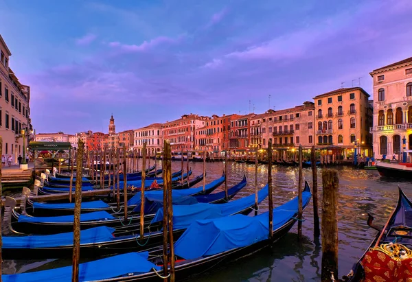 Sonnenuntergang Blick auf Canal Grande, Venedig, Italien. UNESCO-Weltkulturerbe Stadt berühmt für seine Wasserwege und Gondeln, schönen Sonnenuntergang Himmel und Abendlicht — Stockfoto