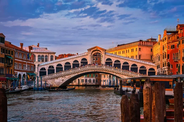 Vista do pôr do sol da famosa ponte de Rialto ou ponte di Rialto sobre o Grande Canal, Veneza, Itália. Destino de viagem icônico da cidade Patrimônio Mundial da UNESCO — Fotografia de Stock