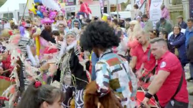 13 Şubat 2024 - Torres Vedras, Portekiz: Zes Pereiras olarak bilinen ünlü Portekizli geleneksel baterist gruplar ve şehrin sokaklarında geçit töreninden sonra dans eden karnaval kıyafetleri giyen insanlar.